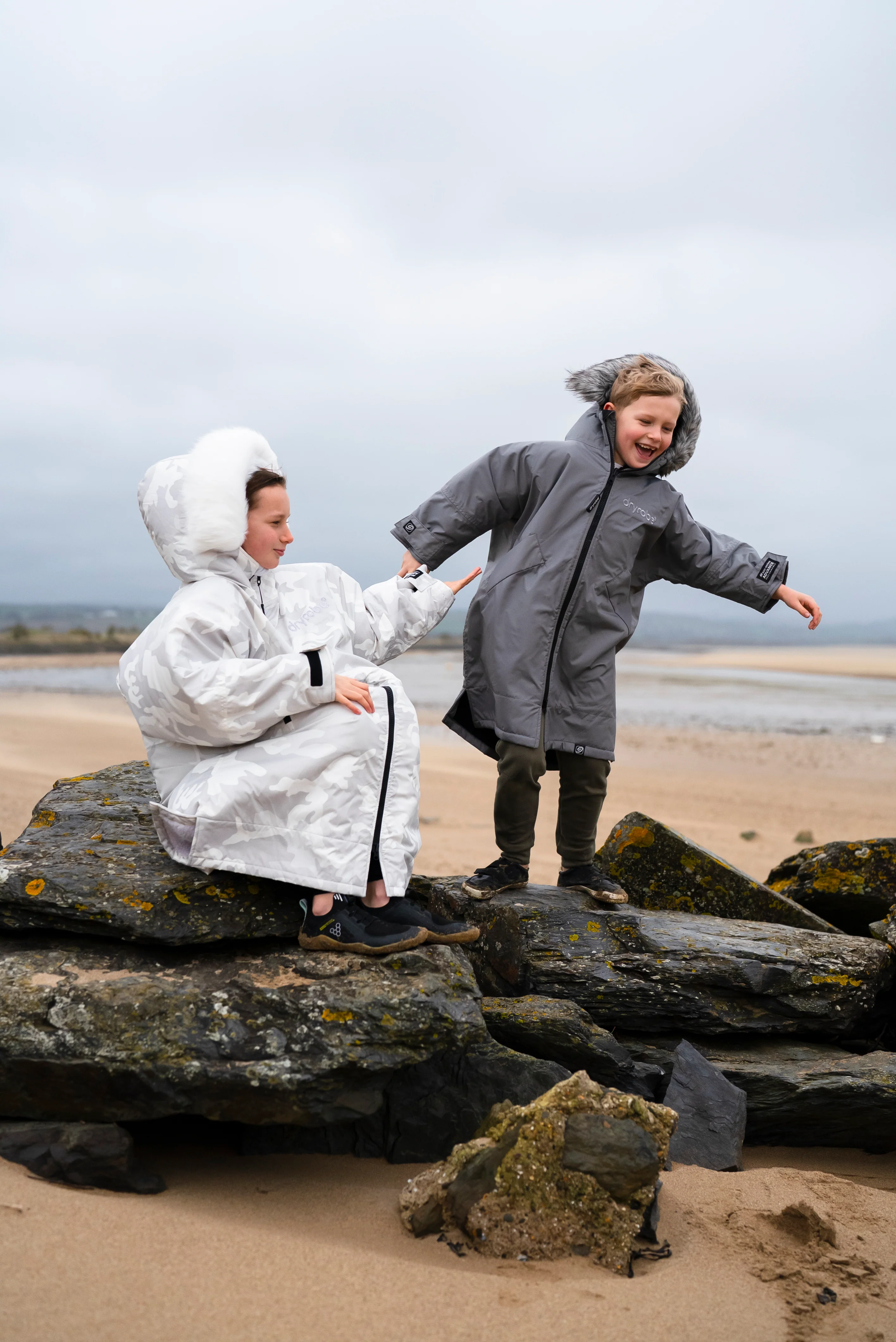 Alpine Graphite Kids Advance Changing Robe - Image 5